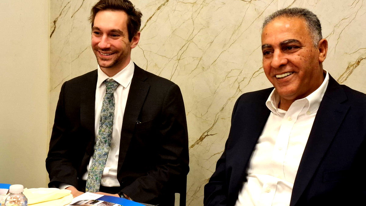 زيارة الملحق الثقافي الأمريكي توماس لافيريير لبلدية كفرقرع: دعم للمشاريع الثقافية والاجتماعية