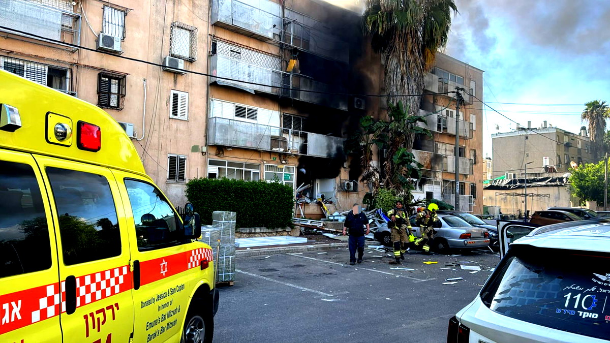 بيتح تكفا: إصابة ثلاثة أشخاص أحدهم بحالة خطيرة إثر انفجار أسطوانة غاز داخل شقة سكنية