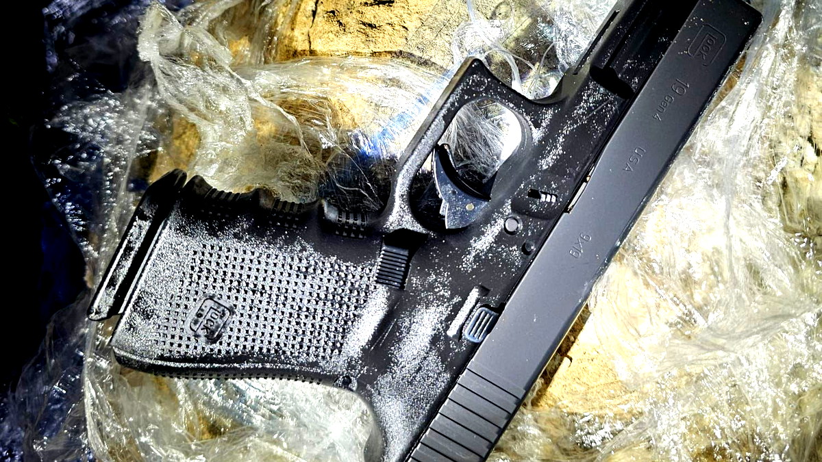 العثور على قطعة سلاح ومشط ذخيرة عقب مداهمة للشرطة في مدينة أم الفحم