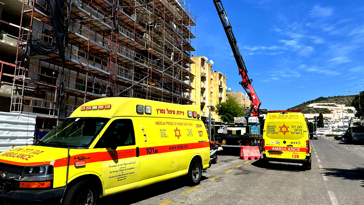 اصابة عامل (28 عامًا) بجراح خطيرة جراء سقوطه عن ارتفاع في طيرة الكرمل