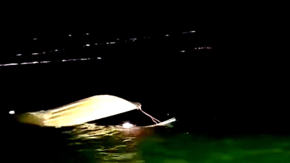 (فيديو) انقاذ 4 اشخاص بعد انقلاب قارب في بحيرة طبريا