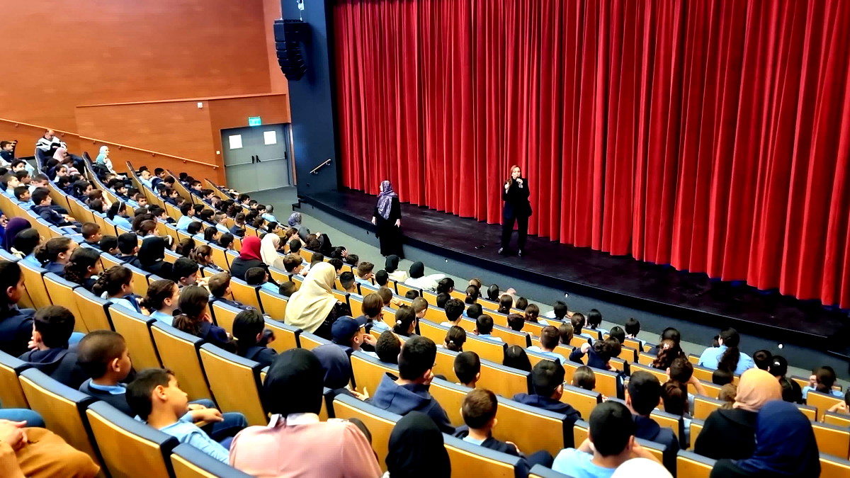 بلدية كفرقرع: بداية مُؤثرة لعرض مسرحية "ياسمين" لطلاب الحوارنة والمستقبل في المدينة 