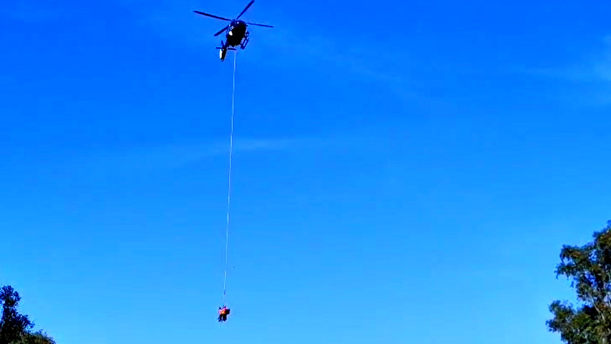 بمساعدة مروحية وطواقم الإنقاذ... تخليص امرأة حامل علقت في وادي العال