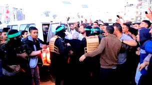 عائلات الأسرى الإسرائيليين تحذّر في رسالة إلى نتنياهو: "لا لصفقة جزئية – نريد تحرير جميع الأسرى دفعة واحدة"