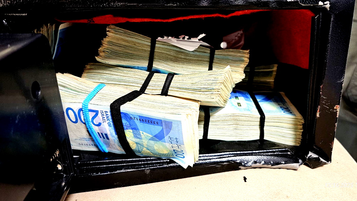 خلال مداهمة شرطية-  اعتقال أحد سكّان الطيبة بعد العثور على سلاح وذخيرة ومبلغ مالي يقدّر بمليون شاقل داخل منزل  