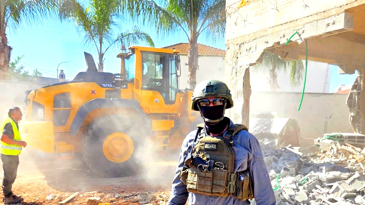 للمرة الثانية- الآليات الإسرائيلية تشرع بهدم منزلين في طوبا الزنغرية بحجة البناء غير المرخص