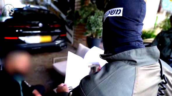 الخاوة في الوسط العربيّ| اعتقال 12 شخصًا ومصادرة سيارات فارهة ومبلغ مالي عقب مداهمة مواقع عدّة شماليّ البلاد