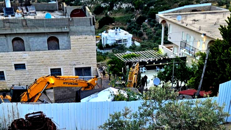 سياسة المتطرّف بن غفير تتوسّع- الآليات الإسرائيليّة تهدم منزلًا قيد الإنشاء بأحد أحياء مدينة أم الفحم