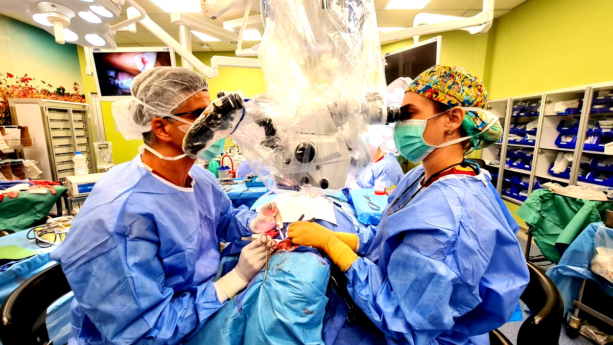 عملية جراحية معقدة في المركز الطبي "تسفون" بوريا: إعادة ترميم الفك السفلي لطفل من بئر السبع بعد استئصال ورم نادر