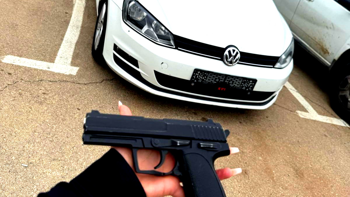 لوّح أحدهما بمسدّس بلاستيك من نافذة المركبة- اعتقال شابين (18، 19 عامًا) من سكّان الجولان 