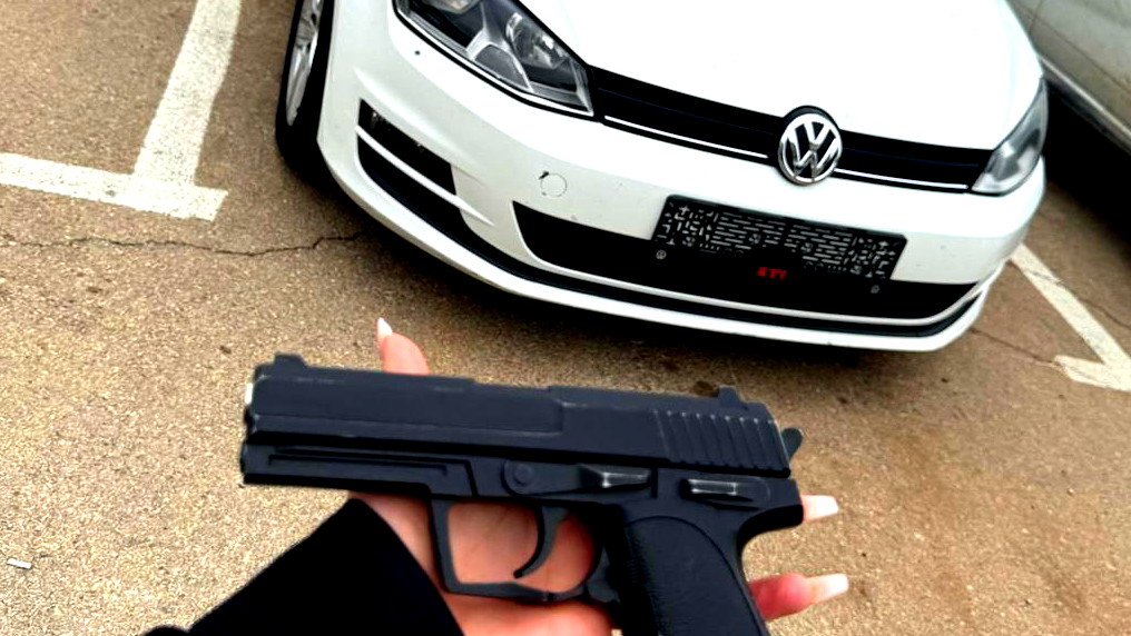 رصد سيّارة بدون لوحات ترخيص وأحد ركّابها يلوّح بمسدّس بلاستيك – تم توقيف شابّين من سكّان الجولان للتّحقيق