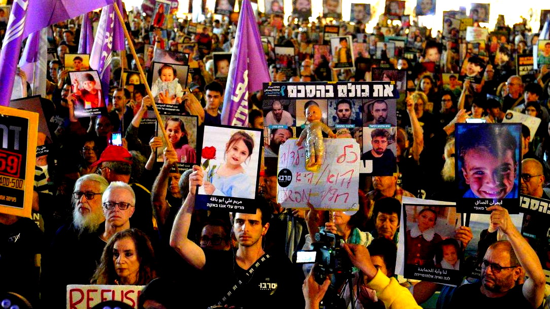 تل أبيب امتلأت بوجوه أطفال غزة: آلاف المتظاهرين يرفعون صور الضحايا في مظاهرة حاشدة لـ”نقف معًا”