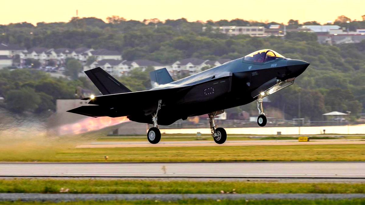 سلاح الجو الإسرائيلي يعزز قوته بهبوط ثلاث طائرات F-35 جديدة في قاعدة نيفاتيم