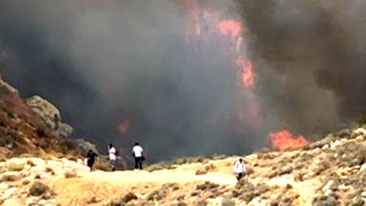 اندلاع حريق هائل في وادي القلط بين اريحا والقدس خلال تواجد مئات المتنزهين والعمل على انقاذهم