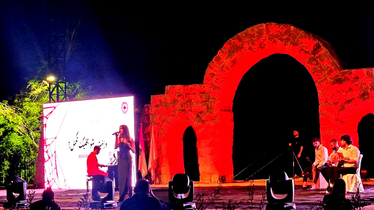 لين حايك تضيء زوق مكايل دعماً للصليب الأحمر اللبناني