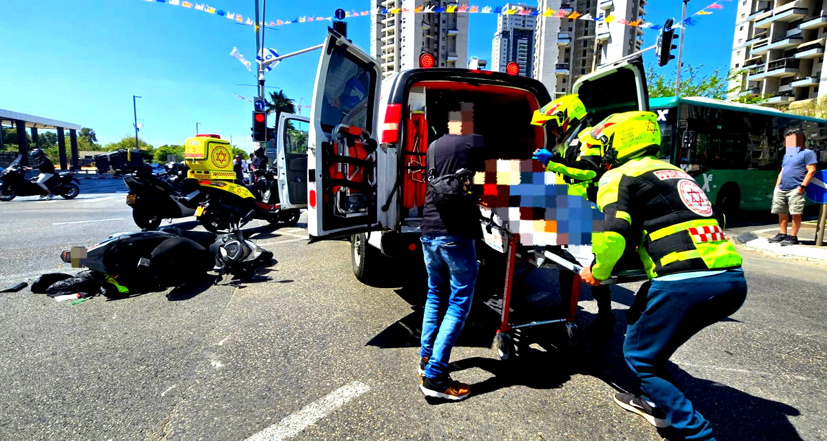 إصابة رجل (50 عامًا) بجروح خطيرة إثر حادث طرق وقع بين مركبة ودراجة نارية في منطقة المركز 