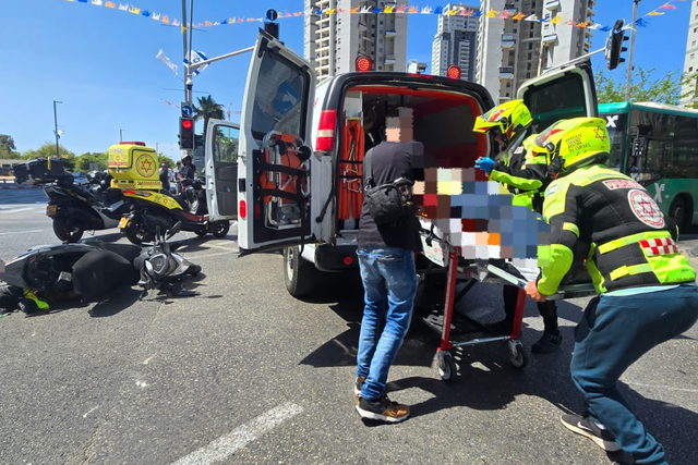 إصابة رجل (50 عامًا) بجروح خطيرة إثر حادث طرق وقع بين مركبة ودراجة نارية في منطقة المركز