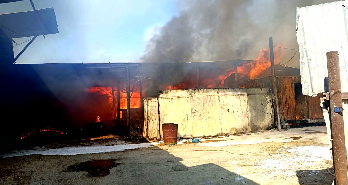 حريق في اللد وشابين بحالة متوسطة إثر استنشاق الدخان 