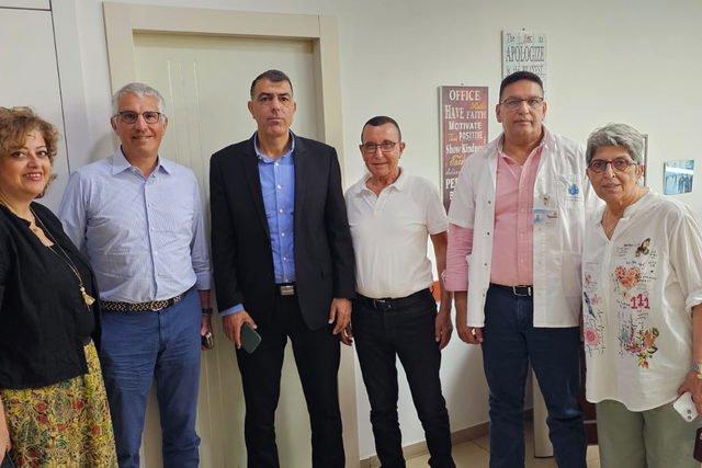 عضو الكنيست ياسر حجيرات في زيارة لمستشفى العائلة المقدسة للاتطلاع على الخدمات المقدمة للمواطنين