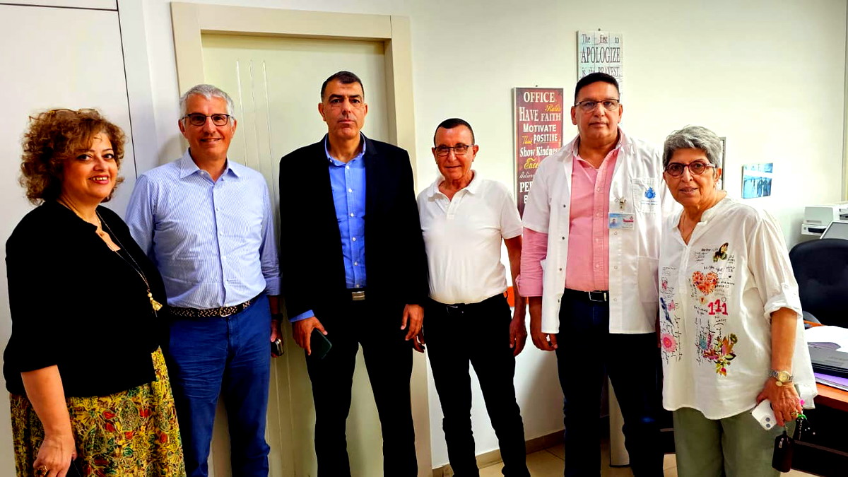 عضو الكنيست ياسر حجيرات في زيارة لمستشفى العائلة المقدسة للاتطلاع على الخدمات المقدمة للمواطنين