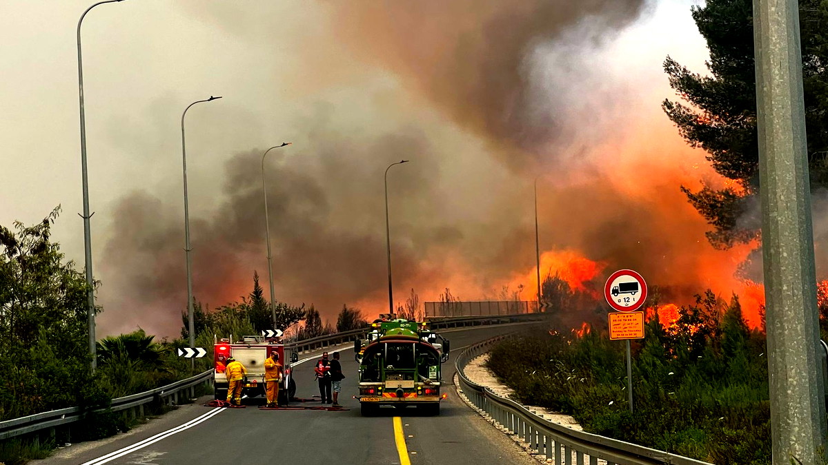 استمرار انتشار الحرائق الواسعة في منطقة المركز وجبال القدس: جهود مكثفة للإطفاء والإنقاذ
