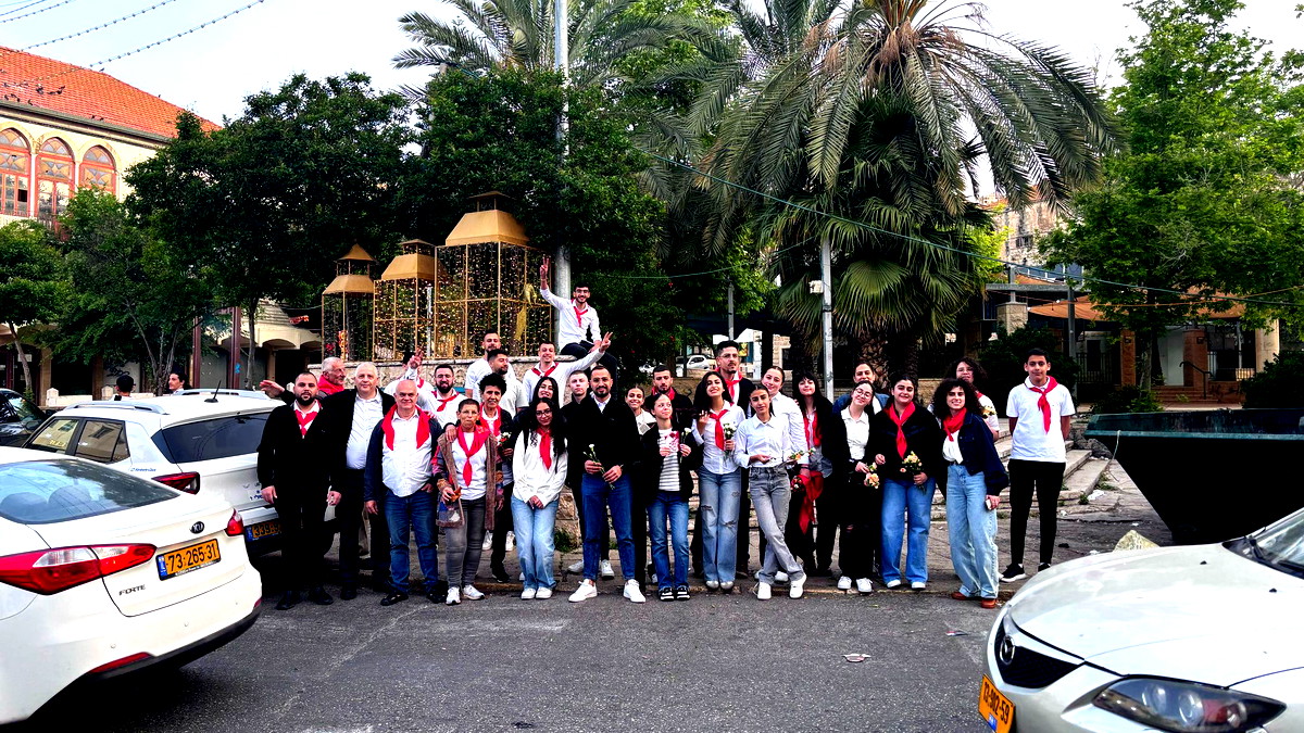 الناصرة: الشبيبة الشيوعية والجبهة توزع الورود على العمال بمناسبة يوم العمال