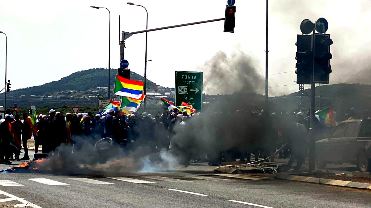 احتجاجات لأبناء الطائفة الدرزية شمال البلاد تضامنًا مع دروز سوريا وإغلاق طرق رئيسية