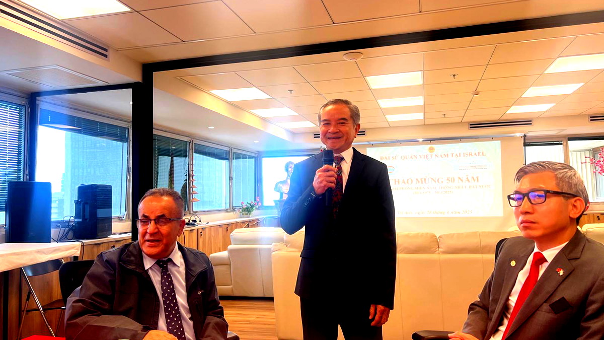 لقاء فيتنامي عربي في السفارة احتفاءً بالذكرى الخمسين لتوحيد جمهورية فيتنام الاشتراكية – كتب خالد خليفة