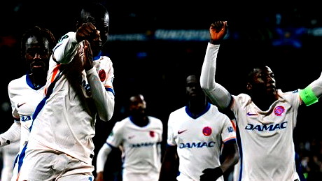 تشيلسي يسحق يورغوردينس السويدي ويقترب من نهائي دوري المؤتمر