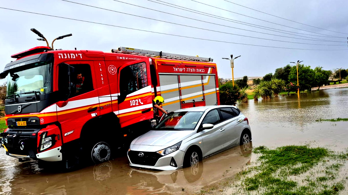 ديمونا: إنقاذ أم وطفلها من سيارة غمرتها الفيضانات