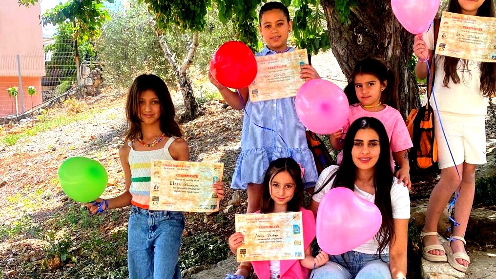 مركز نتكلم اللغة الإنجليزية يحتفل بتوزيع شهادات على  الطلاب