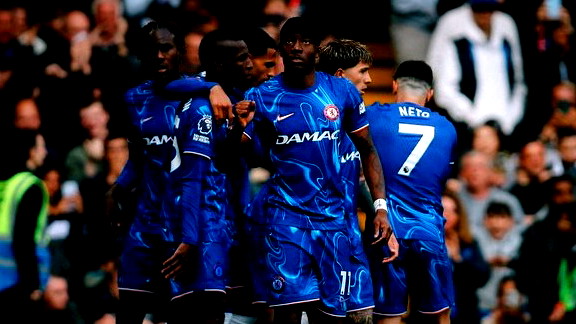 تشيلسي يُعكر تتويج ليفربول بهزيمته بعد أول ممر شرفي