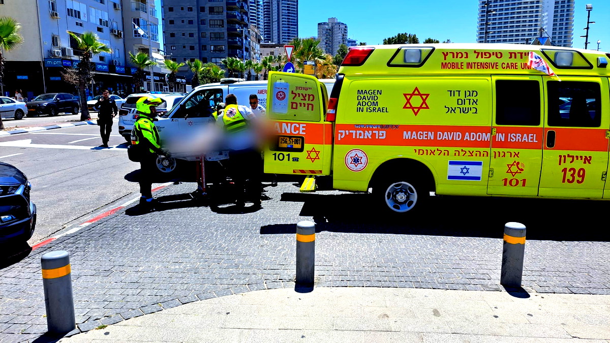 اصابة وصفت بالخطيرة لعابر سبيل (40) عاما تعرض للدهس على شارع 433 في مركز البلاد