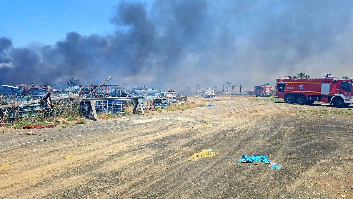اندلاع حريق كبير داخل مزرعة في "موشاف شاحار" بمنطقة الجنوب... لم يبلغ عن إصابات حتّى اللّحظة