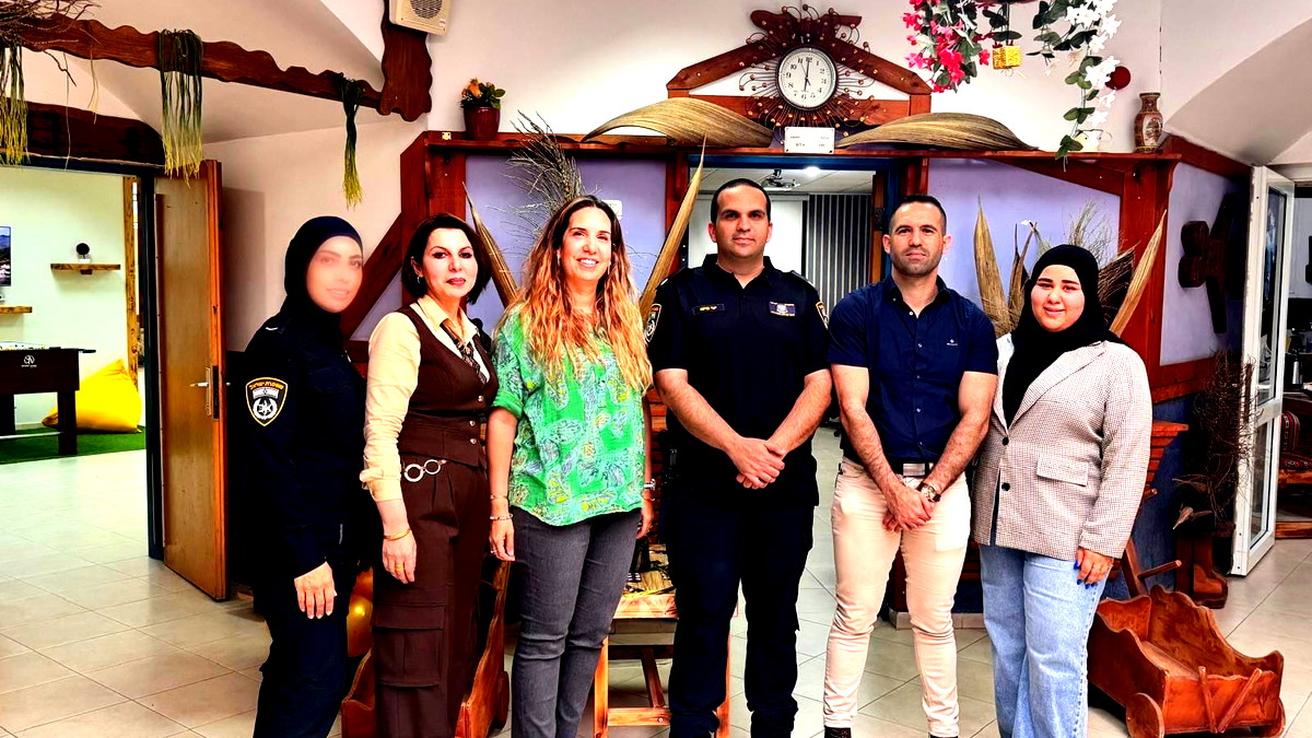 تنظيم يوم دراسي في مبادرة هادفة لتعزيز التواصل الإيجابي بين الشرطة والشباب العربي