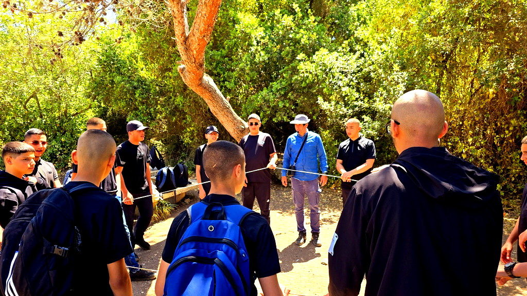 رحلة القادة الشباب في جبال الكرمل: مغامرة بلا هواتف... مليئة بالقيم، التحديات، وروح الفريق!