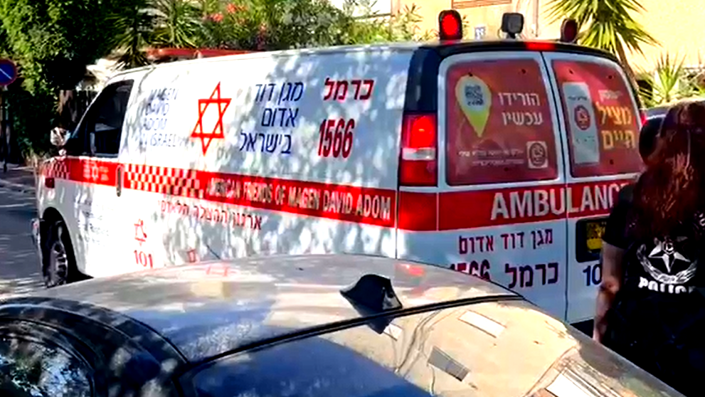 إصابة شاب (19 عامًا) بجراح متوسطة إثر تعرضه لجريمة عنف على الطريق بين عكا وحيفا