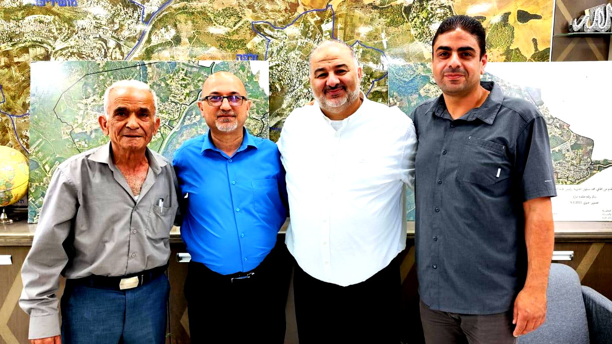 النائب منصور عباس في زيارة عمل لمجلس طلعة عارة