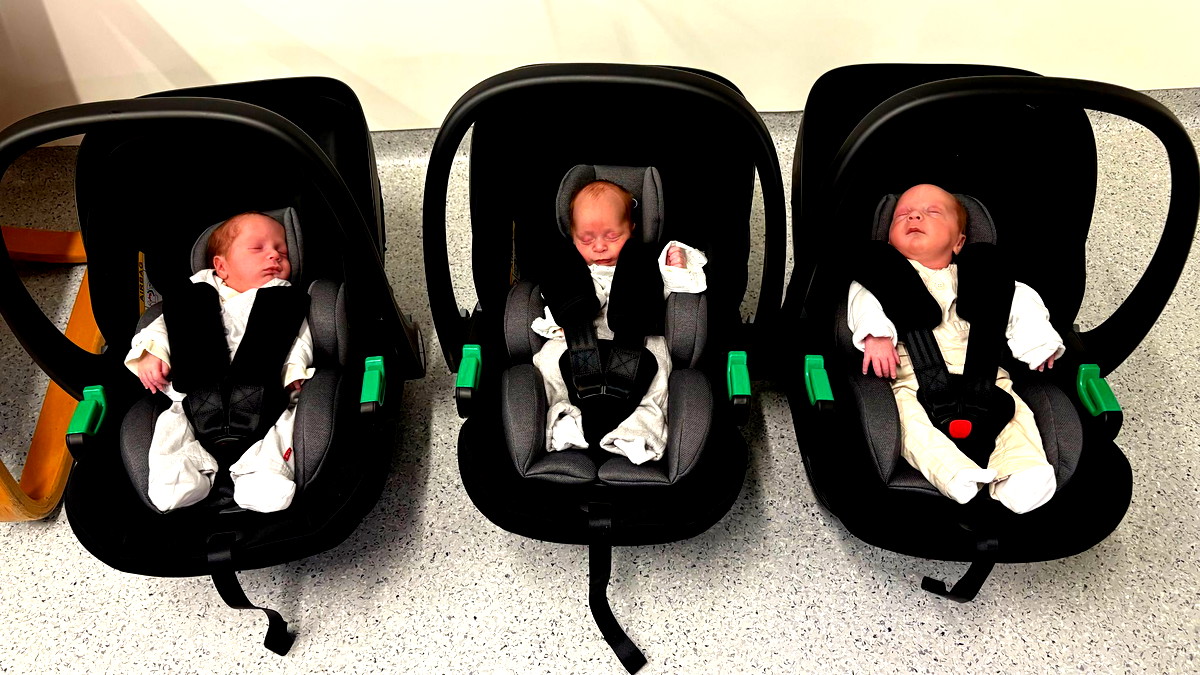 الزوجان محمد وفاطمة دحلة من طرعان رزقا بثلاثة توائم بعد 4 سنوات من الانتظار 