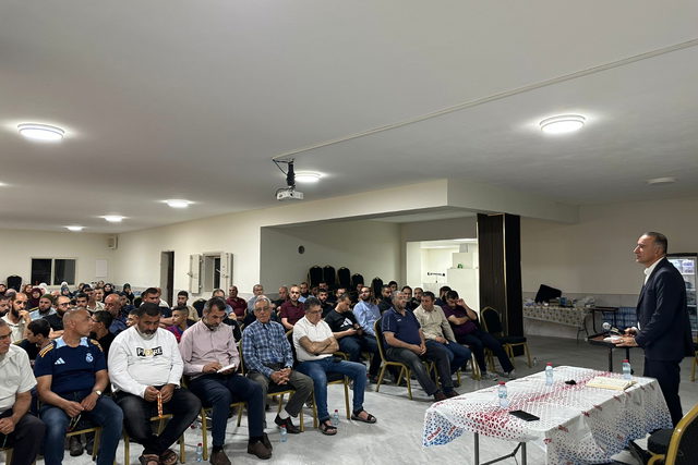 ميزان تواصل برنامجها التوعوي بمحاضرة قانونية في مدينة عرابة