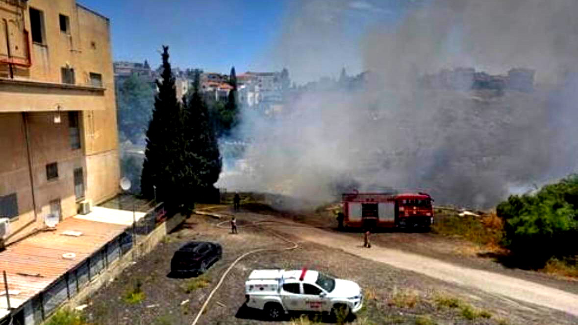 حريق ضخم بين يافة والناصرة يقترب من المنازل وطائرات الإطفاء تُحاول السيطرة