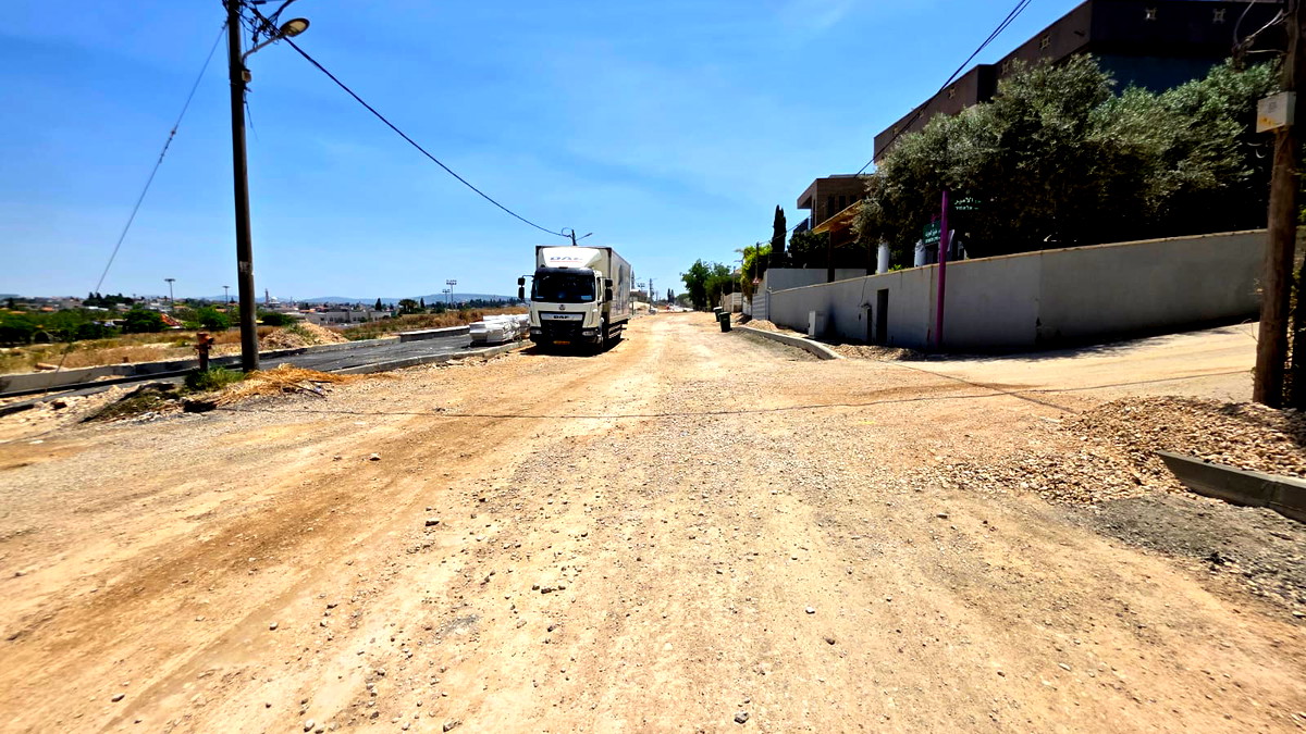 بلدية كفرقرع: استمرار أعمال تعبيد شارع الحوارنة