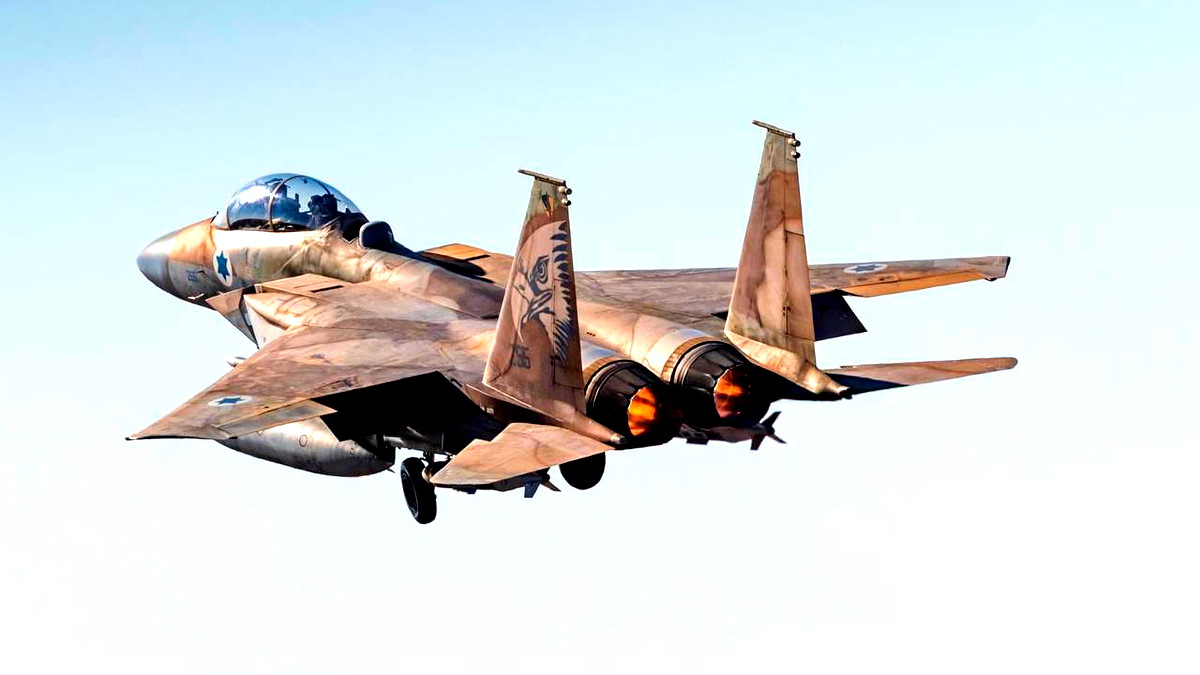 خلل فني يجبر طيارين بإلقاء قنبلة من طائرة مقاتلة شماليّ البلاد.. لا إصابات