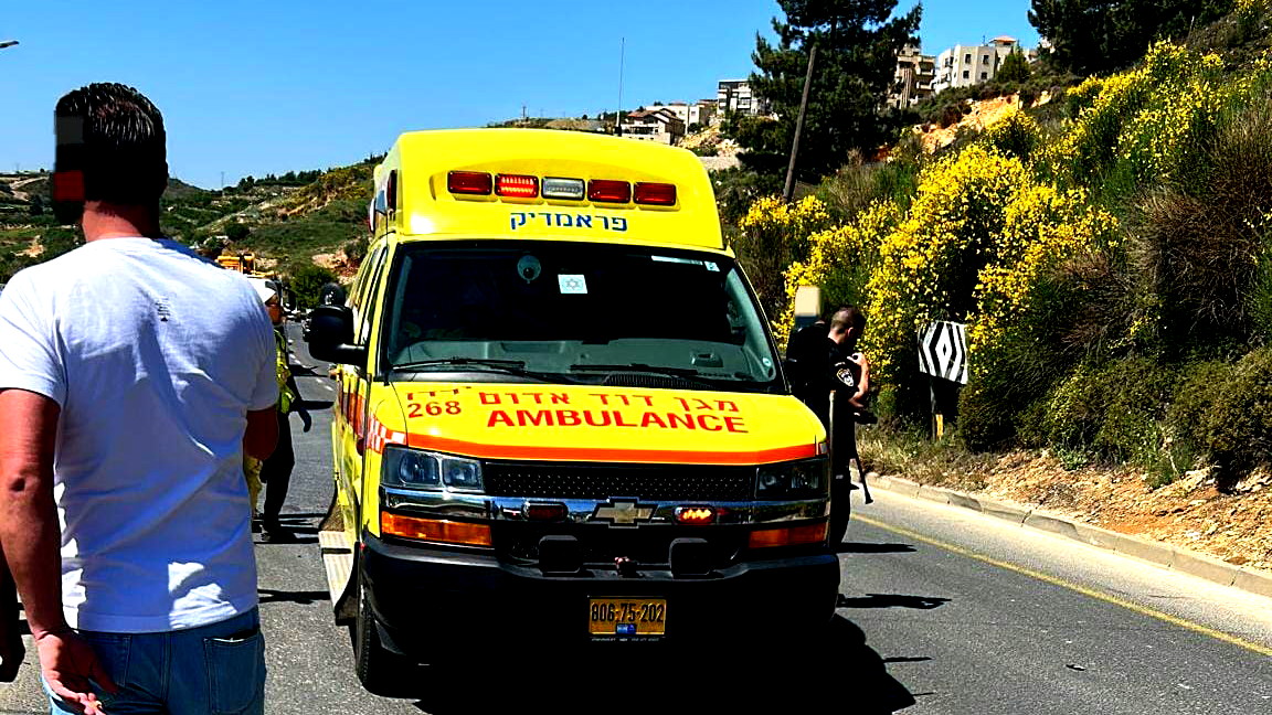 الرملة: إصابة خطيرة لشاب إثر اصطدام سكوتر كهربائي بمركبة 