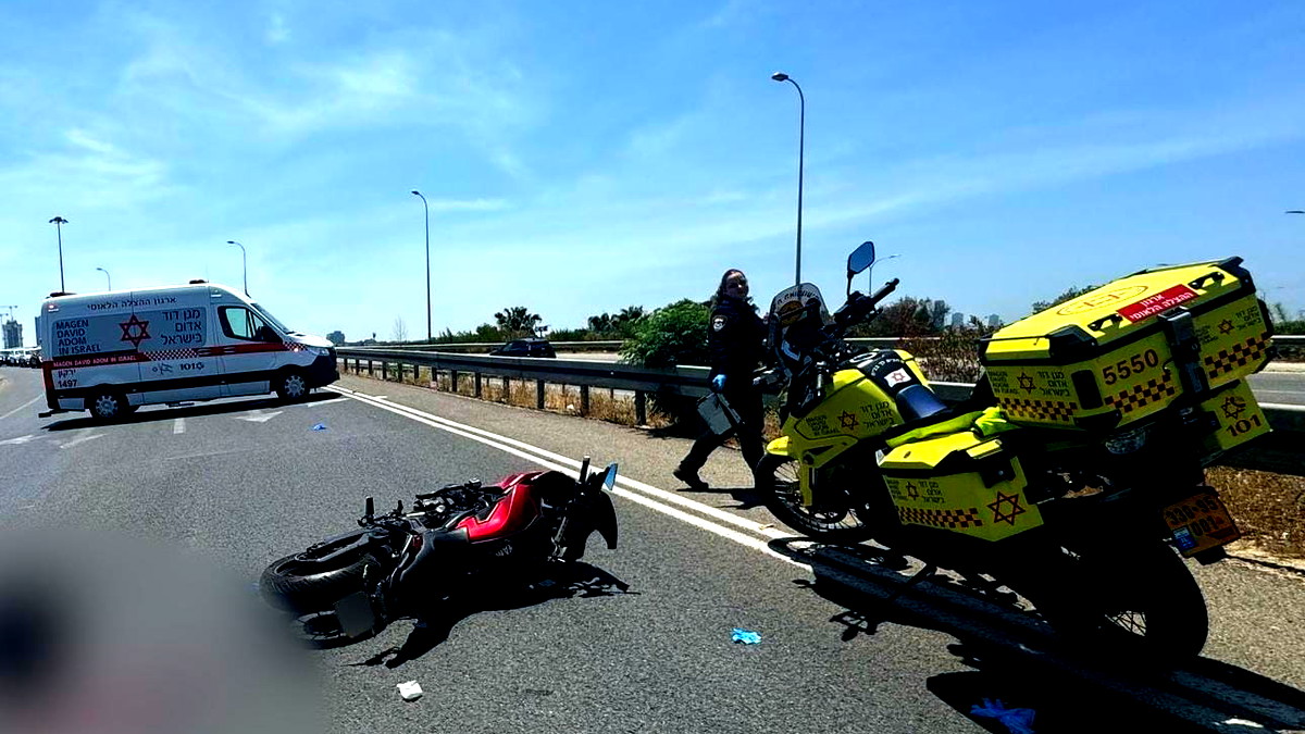 مركز البلاد: إصابة شاب (40 عامًا) بجروح خطيرة إثر انزلاق دراجة نارية 