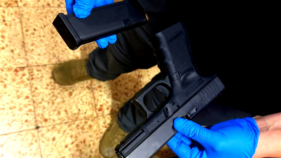 اعتقال امرأة من ابو سنان بشبهة حيازة مسدس 