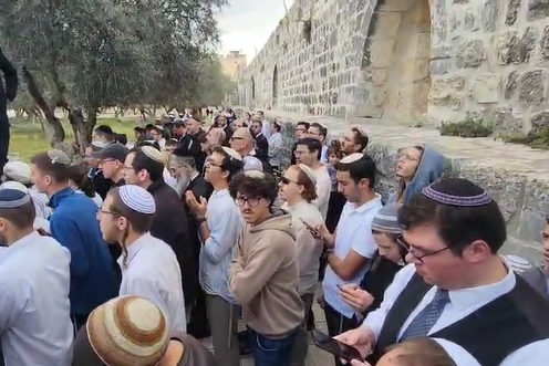 عشرات المستوطنين اقتحموا ساحات المسجد الأقصى المبارك والمنطقة المحيطة به منذ ساعات الصّباح الأولى