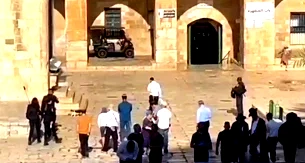 بحماية قوات الشرطة- عشرات المستوطنين يقتحمون باحات المسجد الأقصى ودعوات متواصلة للحشد وتكثيف الرباط 