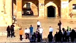 بحماية قوات الشرطة- عشرات المستوطنين يقتحمون باحات المسجد الأقصى ودعوات متواصلة للحشد وتكثيف الرباط