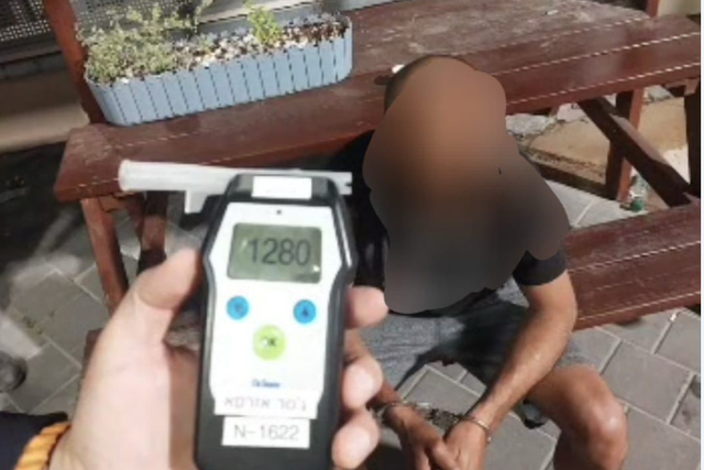 اعتقال شاب (41 عامًا) من جسر الزرقاء يقود برخصة مسحوبة وتحت تأثير الكحول